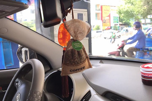 Sử dụng trà, cà phê để khử mùi cho xe ô tô